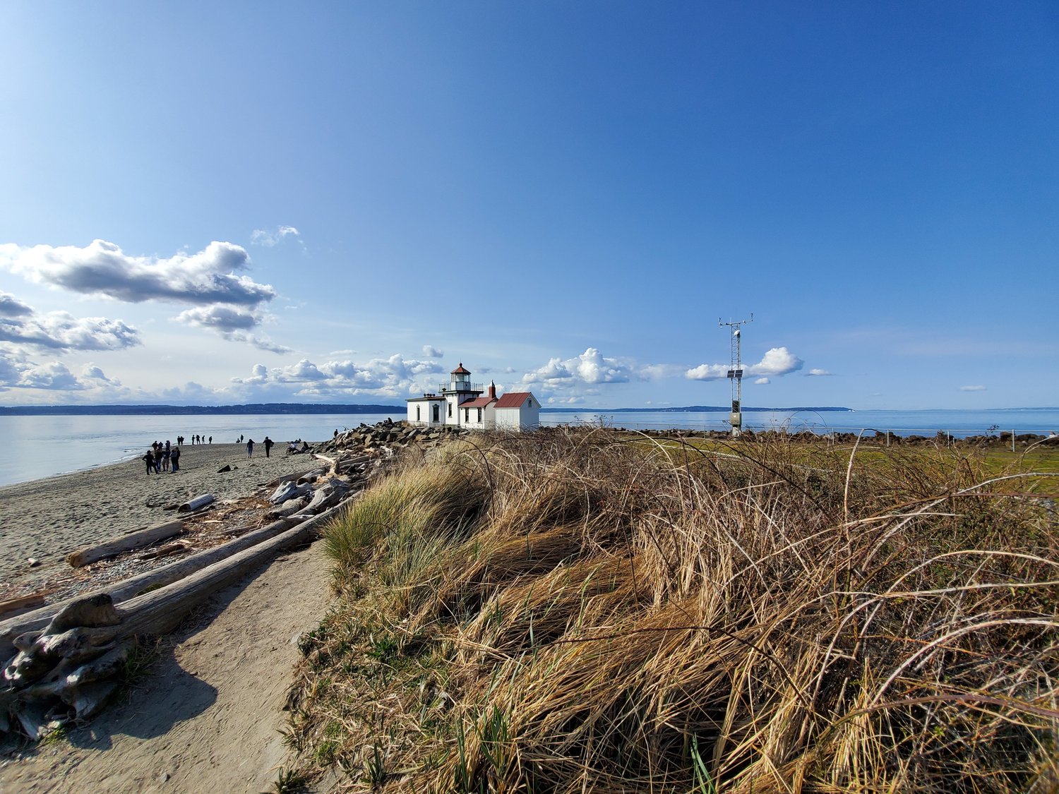 view of a whitehouse and shoreline