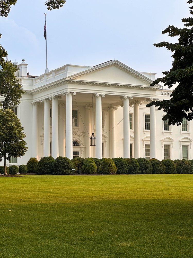 view of front side of the whitehouse in the USA